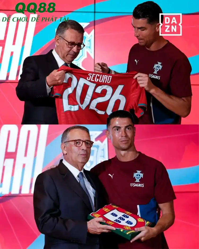 Ronaldo đã thay mặt toàn đội trao tặng Tổng thống chiếc áo đấu chính thức của đội tuyển có in tên ông và nhận lá cờ Bồ Đào Nha từ tay Tổng thống (Ảnh: DAZN).
